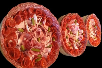 Plateaux garnis de charcuteries variées, cornichons et tranches de salami, présentés en trois tailles différentes.