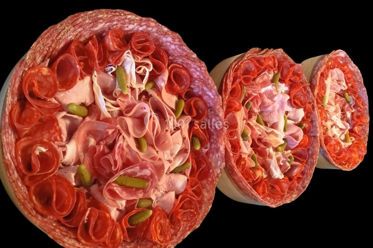 Plateaux garnis de charcuteries variées, cornichons et tranches de salami, présentés en trois tailles différentes.