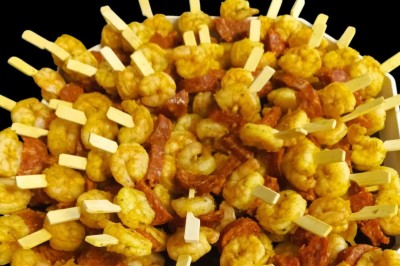 Plan de travail en acier inoxydable sous une fenêtre à double vitrage, dans une pièce aux murs carrelés effet marbre.