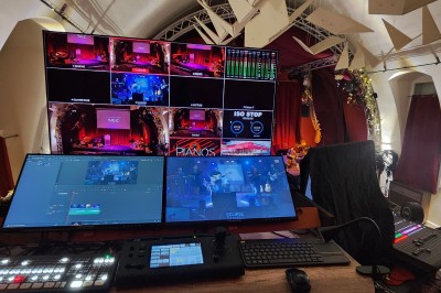 Miniature Location salle Paris 15 (Paris) - Les 2 Pianos #4 Façade d'un restaurant avec terrasse, abritée par un large store rouge, situé en bordure de rue.