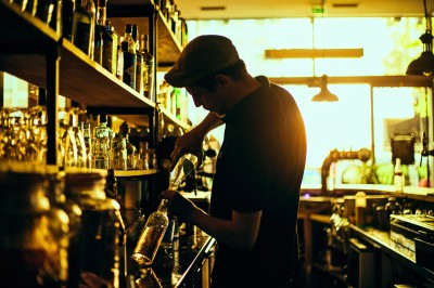 Miniature Location salle Paris 15 (Paris) - Les 2 Pianos #8 Façade d'un restaurant avec terrasse, abritée par un large store rouge, situé en bordure de rue.