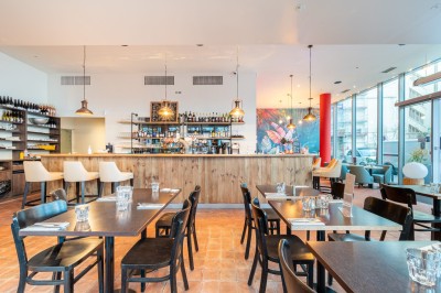 Miniature Location salle Paris 15 (Paris) - Les 2 Pianos #11 Façade d'un restaurant avec terrasse, abritée par un large store rouge, situé en bordure de rue.