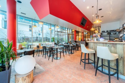 Miniature Location salle Paris 15 (Paris) - Les 2 Pianos #12 Façade d'un restaurant avec terrasse, abritée par un large store rouge, situé en bordure de rue.