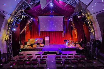 Miniature Location salle Paris 15 (Paris) - Les 2 Pianos #2 Façade d'un restaurant avec terrasse, abritée par un large store rouge, situé en bordure de rue.