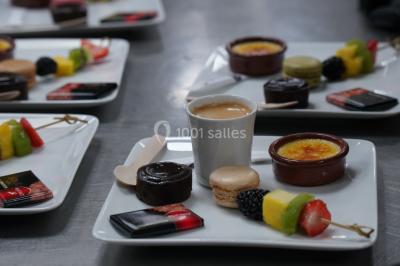 Buffet avec assiettes de salades variées, légumes frais et condiments, disposées sur une table éclairée.