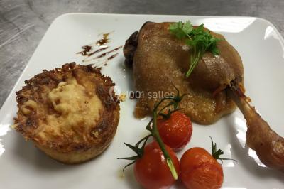Buffet avec assiettes de salades variées, légumes frais et condiments, disposées sur une table éclairée.