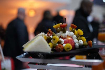 Buffet avec assiettes de salades variées, légumes frais et condiments, disposées sur une table éclairée.