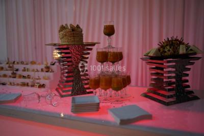 Buffet avec assiettes de salades variées, légumes frais et condiments, disposées sur une table éclairée.