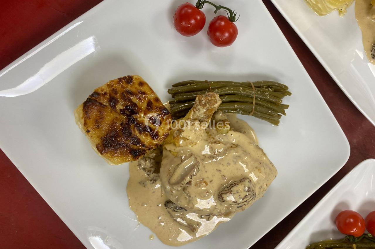Assiette composée de poulet sauce crémeuse, gratin dauphinois, haricots verts et tomates cerises.