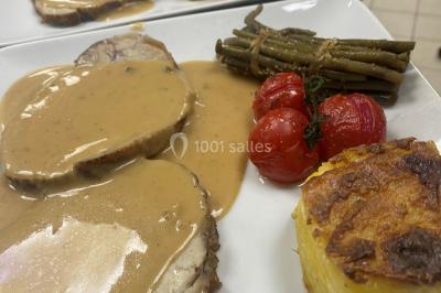 Buffet avec assiettes de salades variées, légumes frais et condiments, disposées sur une table éclairée.