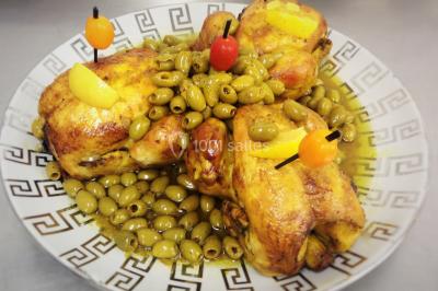 Buffet avec assiettes de salades variées, légumes frais et condiments, disposées sur une table éclairée.