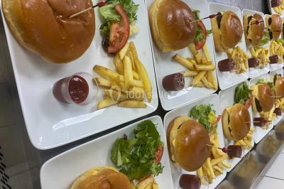 Buffet avec assiettes de salades variées, légumes frais et condiments, disposées sur une table éclairée.