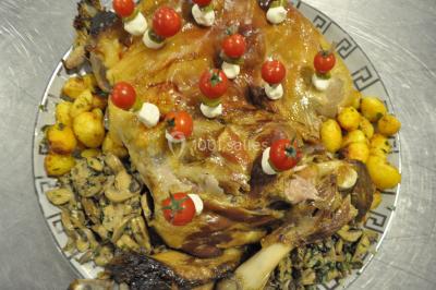 Buffet avec assiettes de salades variées, légumes frais et condiments, disposées sur une table éclairée.