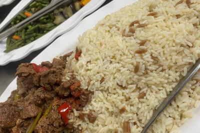 Buffet avec assiettes de salades variées, légumes frais et condiments, disposées sur une table éclairée.