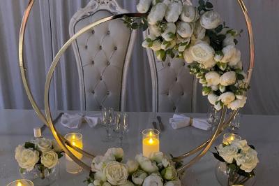 Buffet avec assiettes de salades variées, légumes frais et condiments, disposées sur une table éclairée.