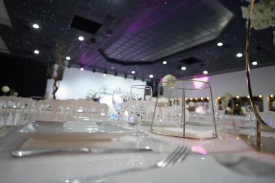 Buffet avec assiettes de salades variées, légumes frais et condiments, disposées sur une table éclairée.