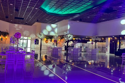 Buffet avec assiettes de salades variées, légumes frais et condiments, disposées sur une table éclairée.