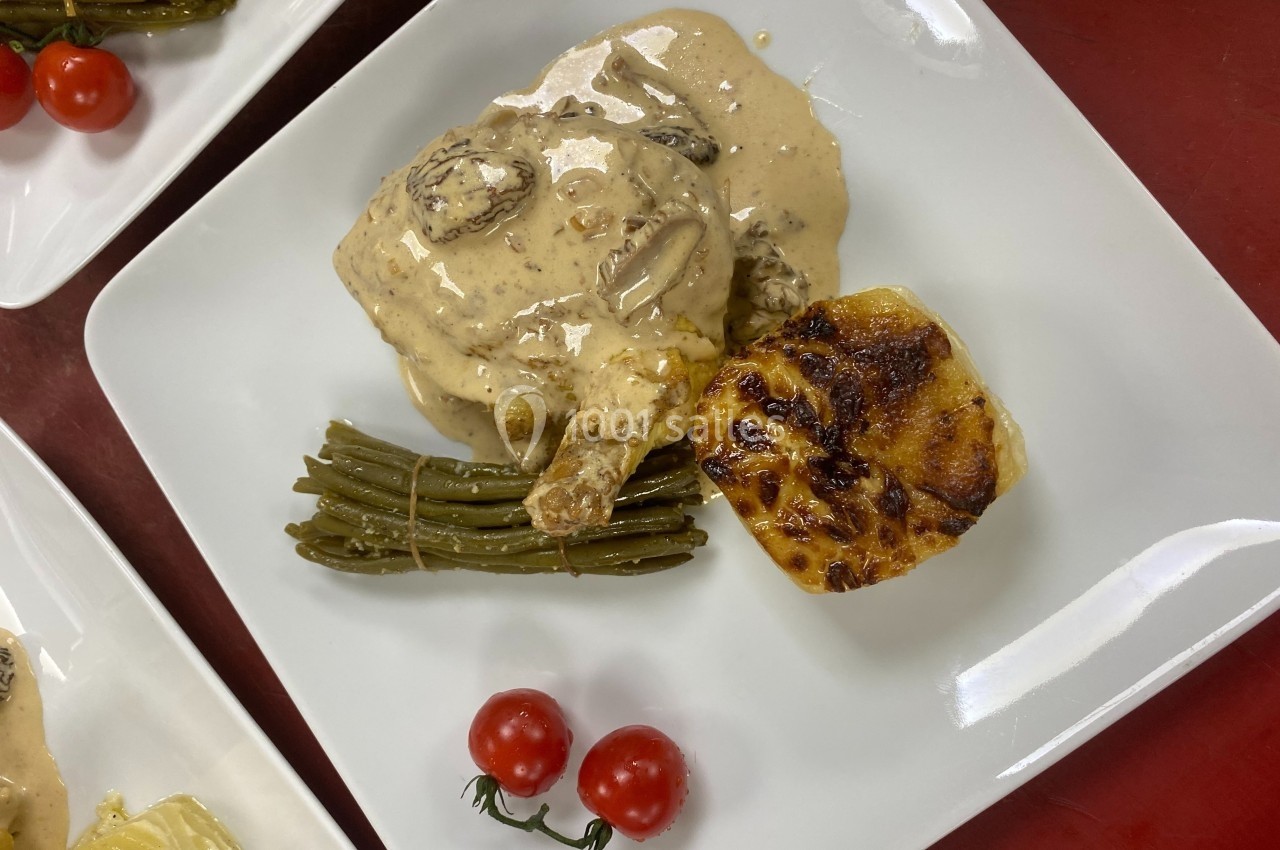Assiette composée de poulet sauce crémeuse aux champignons, haricots verts, gratin dauphinois et tomates cerises.