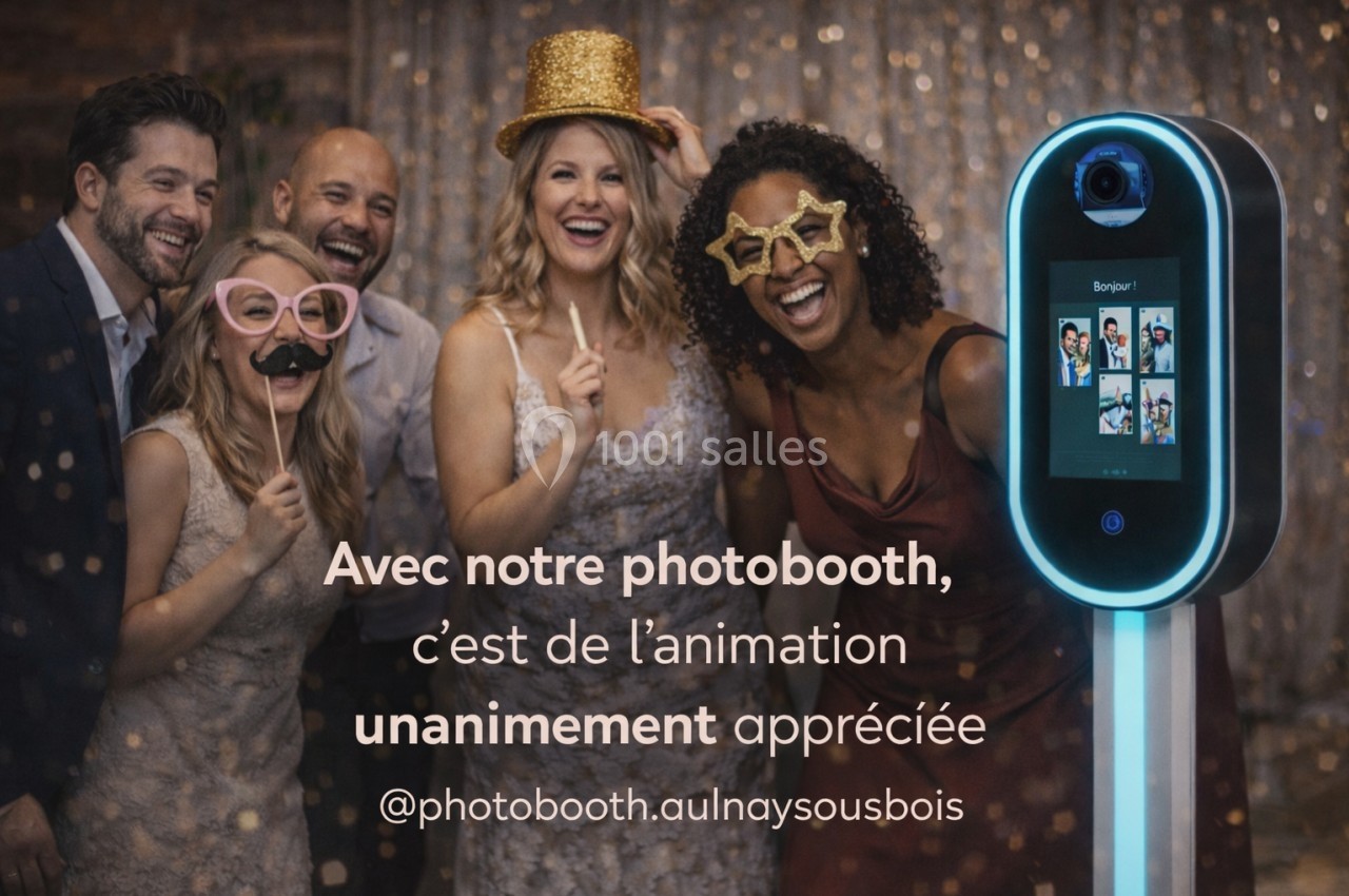 Des personnes souriantes posent avec des accessoires festifs devant un photobooth lumineux dans une ambiance conviviale.