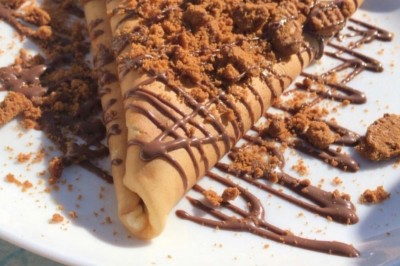 Miniature Traiteur Aulnay-sous-Bois (Seine-Saint-Denis) - L'Atelier des Douceurs #20 Des crêpes en cours de préparation sur des crêpières électriques, avec des personnes en arrière-plan.