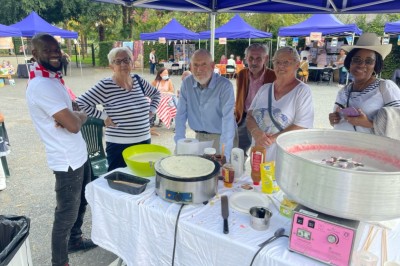 Miniature Traiteur Aulnay-sous-Bois (Seine-Saint-Denis) - L'Atelier des Douceurs #3 Des crêpes en cours de préparation sur des crêpières électriques, avec des personnes en arrière-plan.