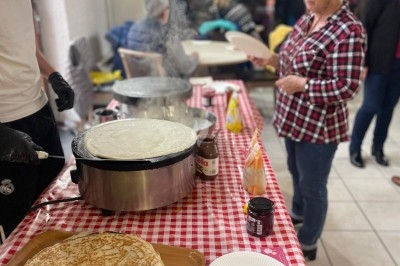 Miniature Traiteur Aulnay-sous-Bois (Seine-Saint-Denis) - L'Atelier des Douceurs #23 Des crêpes en cours de préparation sur des crêpières électriques, avec des personnes en arrière-plan.