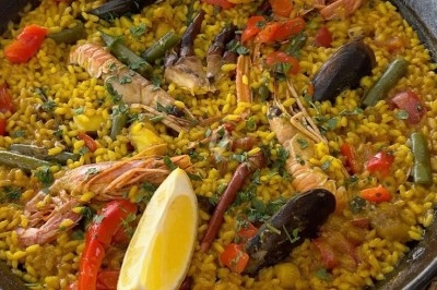 Miniature Traiteur Aulnay-sous-Bois (Seine-Saint-Denis) - L'Atelier des Douceurs #12 Des crêpes en cours de préparation sur des crêpières électriques, avec des personnes en arrière-plan.