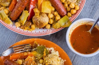 Miniature Traiteur Aulnay-sous-Bois (Seine-Saint-Denis) - L'Atelier des Douceurs #8 Des crêpes en cours de préparation sur des crêpières électriques, avec des personnes en arrière-plan.