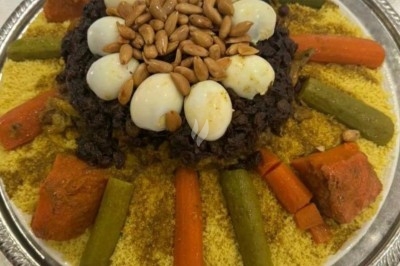 Miniature Traiteur Aulnay-sous-Bois (Seine-Saint-Denis) - L'Atelier des Douceurs #9 Des crêpes en cours de préparation sur des crêpières électriques, avec des personnes en arrière-plan.