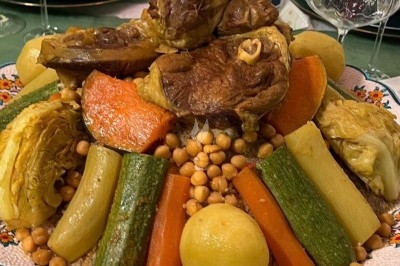 Miniature Traiteur Aulnay-sous-Bois (Seine-Saint-Denis) - L'Atelier des Douceurs #11 Des crêpes en cours de préparation sur des crêpières électriques, avec des personnes en arrière-plan.