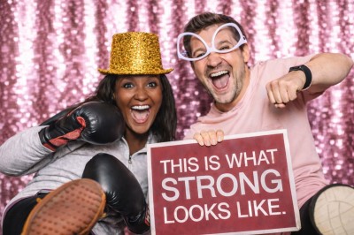 Miniature Maison Djordany #5 Des personnes souriantes posent devant un photobooth lors d'un événement festif, avec des accessoires ludiques.