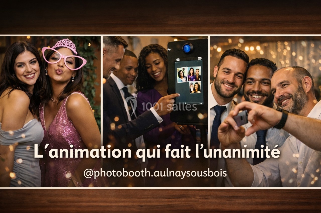 Des personnes souriantes posent devant un photobooth lors d'un événement festif, avec des accessoires ludiques.
