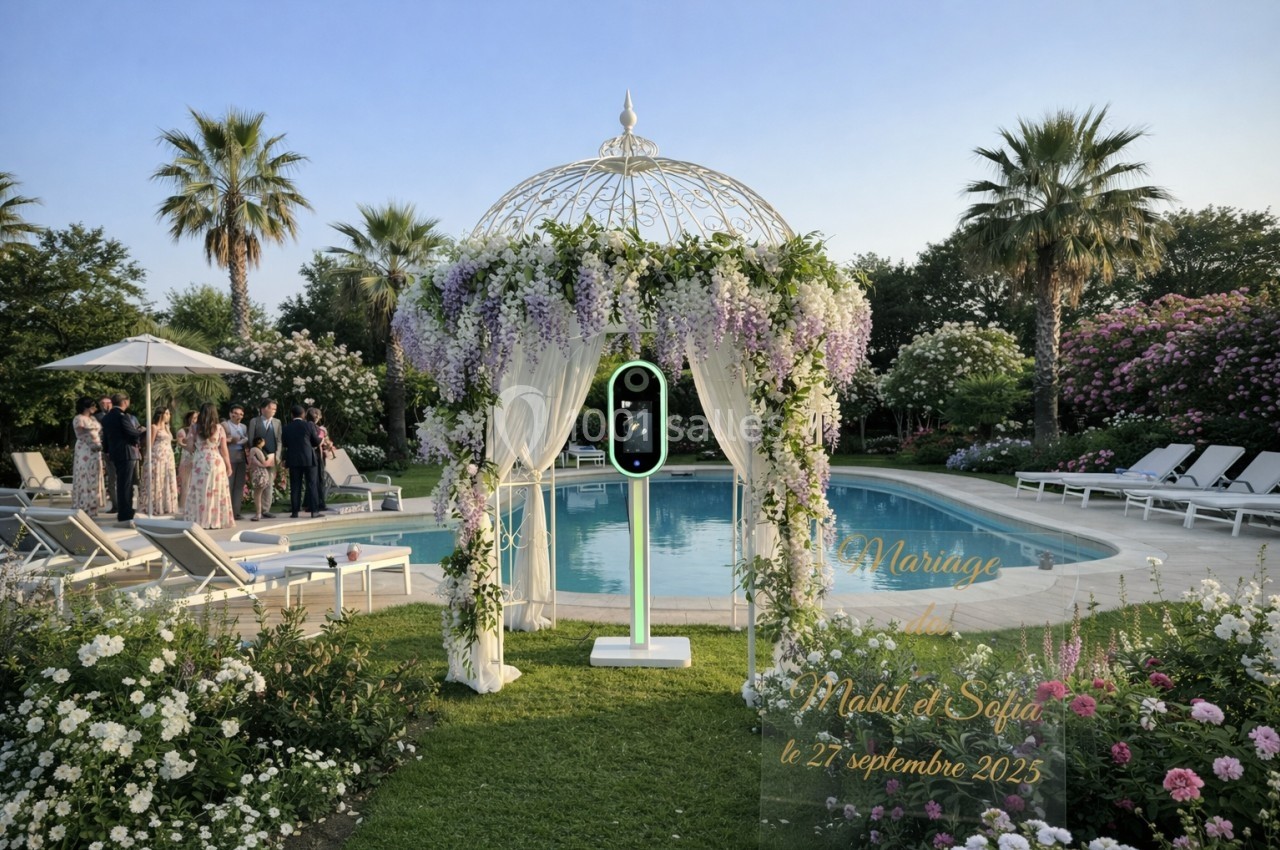 Structure décorée de fleurs blanches et violettes près d'une piscine, entourée de chaises longues et de végétation.