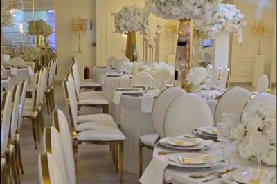 Miniature Location salle Mundolsheim (Bas-Rhin) - Le Joyau #6 Bougeoirs dorés élancés avec des fleurs blanches en décoration sur une table dans une salle de réception élégante.