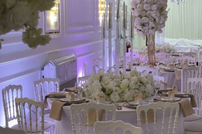 Miniature Location salle Mundolsheim (Bas-Rhin) - Le Joyau #8 Bougeoirs dorés élancés avec des fleurs blanches en décoration sur une table dans une salle de réception élégante.