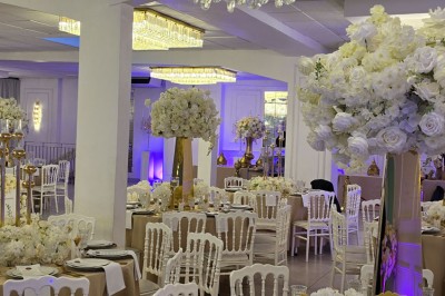 Miniature Location salle Mundolsheim (Bas-Rhin) - Le Joyau #2 Bougeoirs dorés élancés avec des fleurs blanches en décoration sur une table dans une salle de réception élégante.