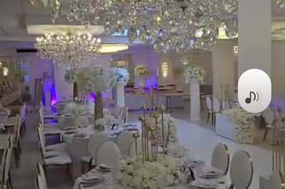 Miniature Location salle Mundolsheim (Bas-Rhin) - Le Joyau #9 Bougeoirs dorés élancés avec des fleurs blanches en décoration sur une table dans une salle de réception élégante.