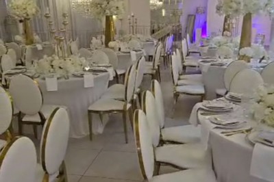 Miniature Location salle Mundolsheim (Bas-Rhin) - Le Joyau #10 Bougeoirs dorés élancés avec des fleurs blanches en décoration sur une table dans une salle de réception élégante.