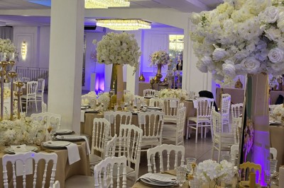 Miniature Location salle Mundolsheim (Bas-Rhin) - Le Joyau #4 Bougeoirs dorés élancés avec des fleurs blanches en décoration sur une table dans une salle de réception élégante.