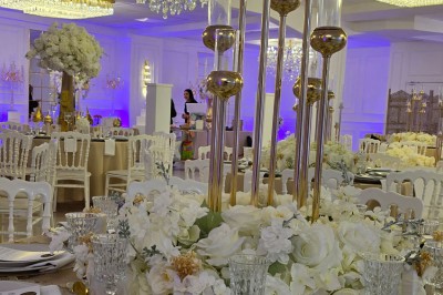 Miniature Location salle Mundolsheim (Bas-Rhin) - Le Joyau #3 Bougeoirs dorés élancés avec des fleurs blanches en décoration sur une table dans une salle de réception élégante.