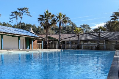 Miniature Location salle Ondres (Landes) - Camping Landae #3 Cuisine moderne avec meubles en bois clair, évier, lave-vaisselle, micro-ondes, réfrigérateur et corbeille de fruits.