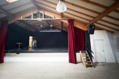 Miniature Location salle Ondres (Landes) - Camping Landae #2 Cuisine moderne avec meubles en bois clair, évier, lave-vaisselle, micro-ondes, réfrigérateur et corbeille de fruits.