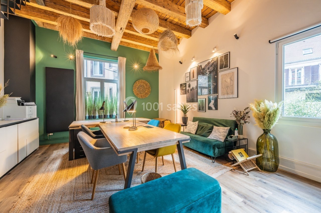Salle de réunion lumineuse avec mobilier moderne, décoration naturelle et plafond en bois apparent.
