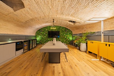 Miniature Location salle Strasbourg (Bas-Rhin) - La Room #5 Terrasse extérieure avec table, chaises métalliques, mur végétalisé et sol en gazon synthétique, entourée de bambous.