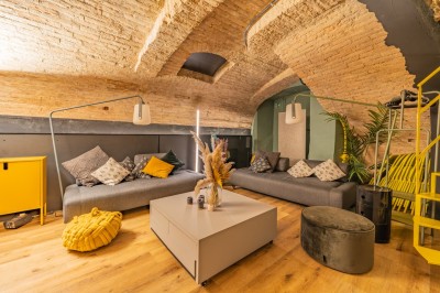 Miniature Location salle Strasbourg (Bas-Rhin) - La Room #6 Terrasse extérieure avec table, chaises métalliques, mur végétalisé et sol en gazon synthétique, entourée de bambous.