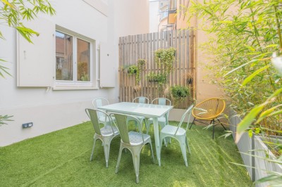 Miniature Location salle Strasbourg (Bas-Rhin) - La Room #13 Terrasse extérieure avec table, chaises métalliques, mur végétalisé et sol en gazon synthétique, entourée de bambous.