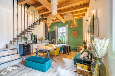 Miniature Location salle Strasbourg (Bas-Rhin) - La Room #9 Terrasse extérieure avec table, chaises métalliques, mur végétalisé et sol en gazon synthétique, entourée de bambous.