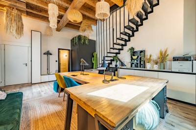 Miniature Location salle Strasbourg (Bas-Rhin) - La Room #11 Terrasse extérieure avec table, chaises métalliques, mur végétalisé et sol en gazon synthétique, entourée de bambous.