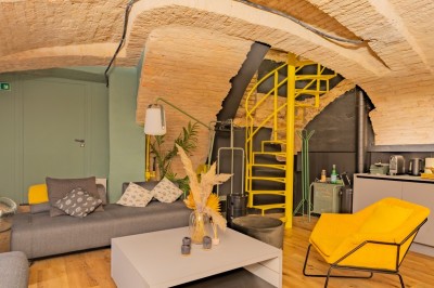 Miniature Location salle Strasbourg (Bas-Rhin) - La Room #8 Terrasse extérieure avec table, chaises métalliques, mur végétalisé et sol en gazon synthétique, entourée de bambous.