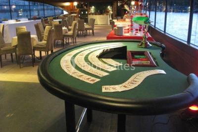 Un groupe de personnes pose sur une scène éclairée, accompagné d'une mascotte en costume d'ours.